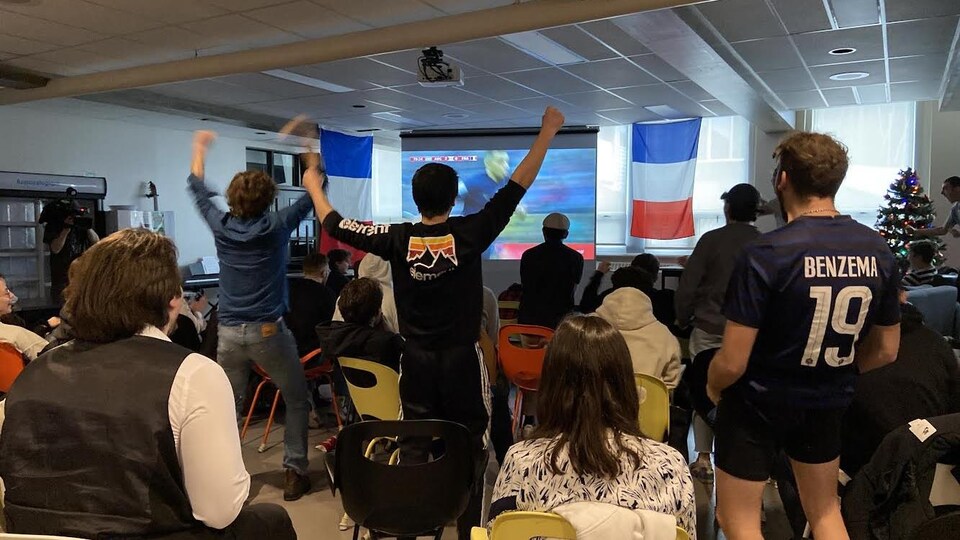 La afición francesa celebra el gol de Mbappé.