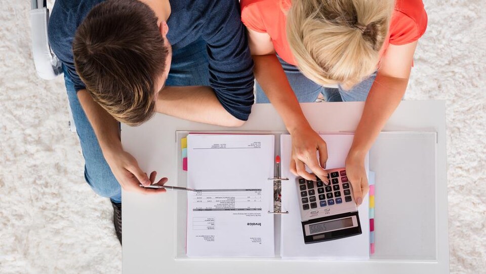 Deux personnes font un budget