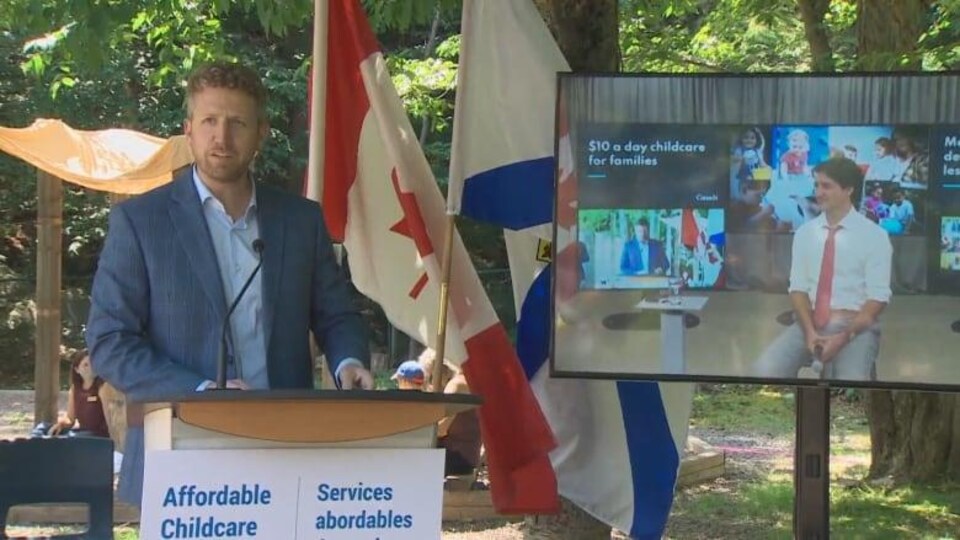 Iain Rankin et Justin Trudeau en conférence de presse, alors que Trudeau est présent de façon virtuelle, affiché sur un écran.