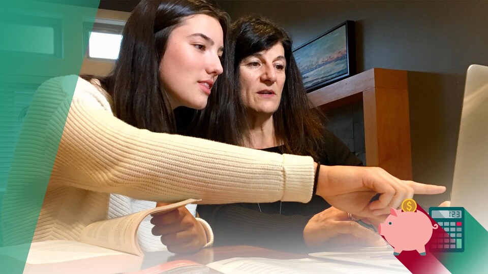 Élise Varty à gauche et Céline Sauvage à droite assise côte à côte pointent un écran d'ordinateur portable.