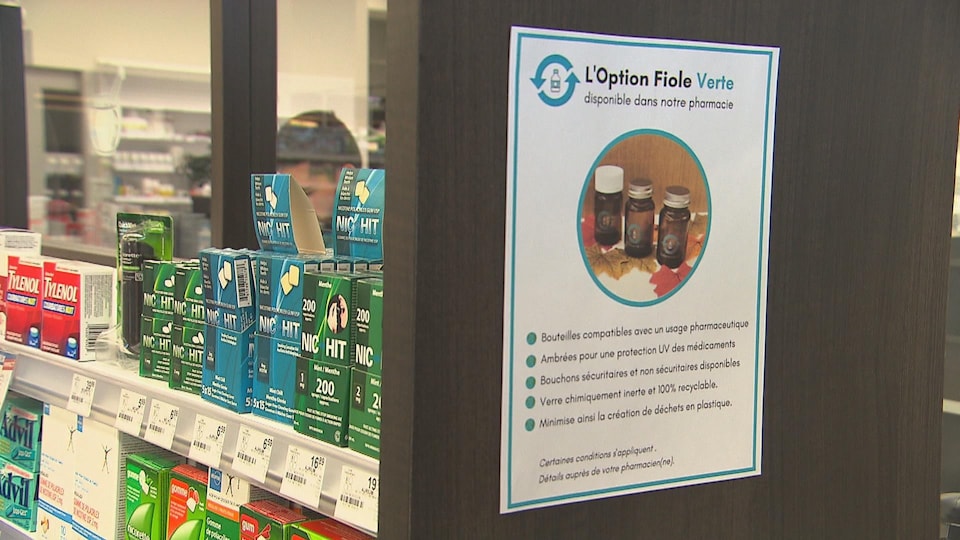 Une première pharmacie à Trois-Rivières joint le mouvement de la Fiole verte, des contenants pour les médicaments réutilisables. 