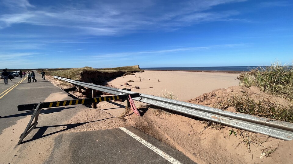 Photo de la plage de Covehead. Ici la chaussée est en partie détruite. La dune, elle, a disparu.