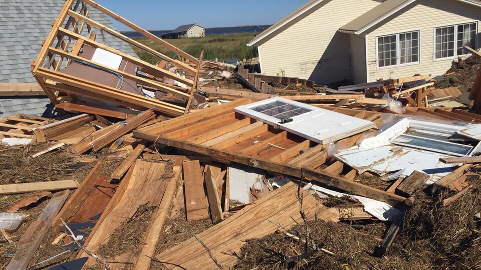 Des chalets d'été démolis ou déplacés par les vents générés par la tempête post-tropicale Fiona.