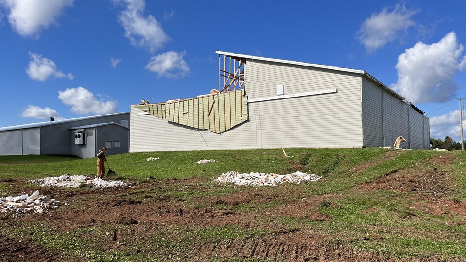 La moitié du toit du bâtiment a été emportée par le vent.