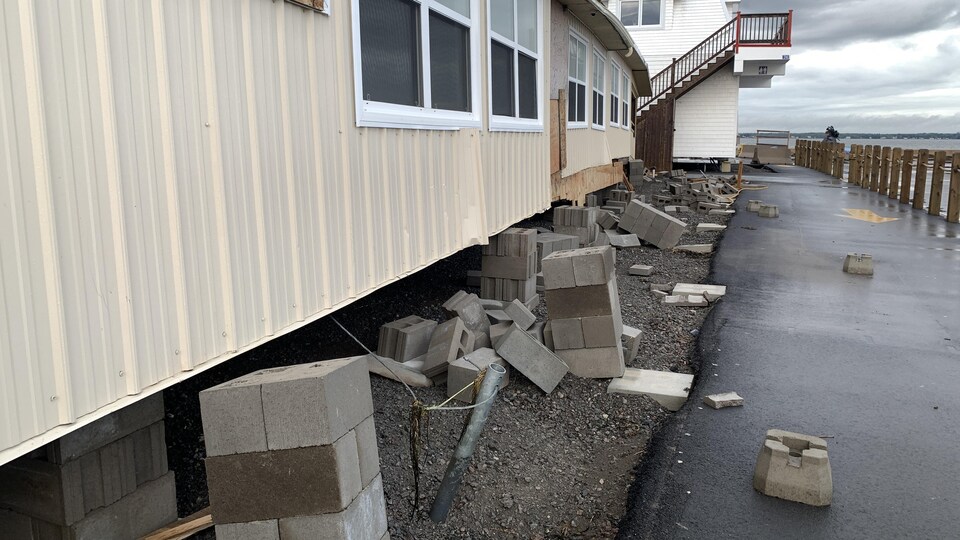 Des blocs de ciments qui soutenaient un bâtiment ont été déplacés par le vent.