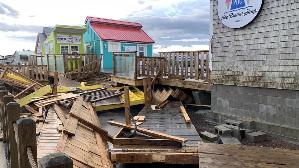 Des débris de bois sur un quai.