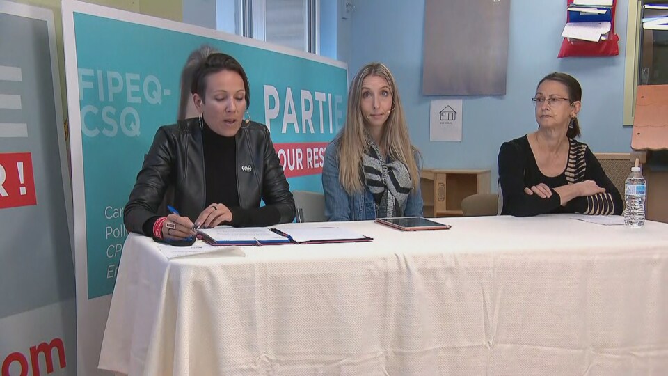 Trois représentantes du syndicat parlent aux médias assises à une table.
