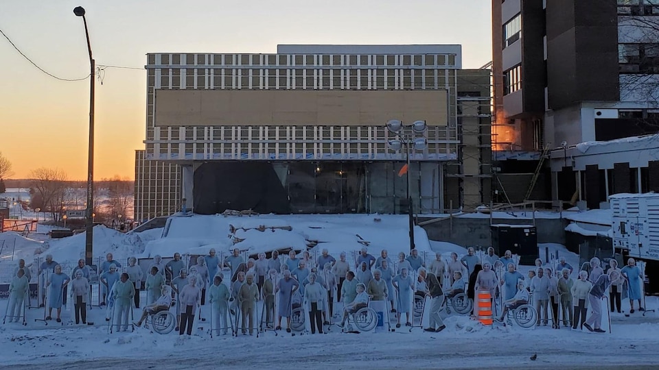 Près 75 patients en carton grandeur nature ont été placés devant le futur centre de cancérologie.