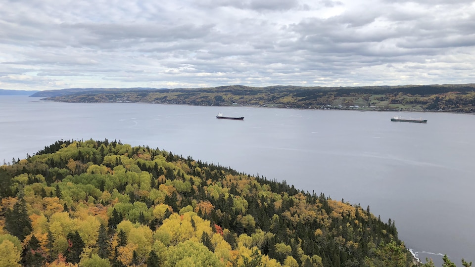 Deux bateaux sur le Saguenay.