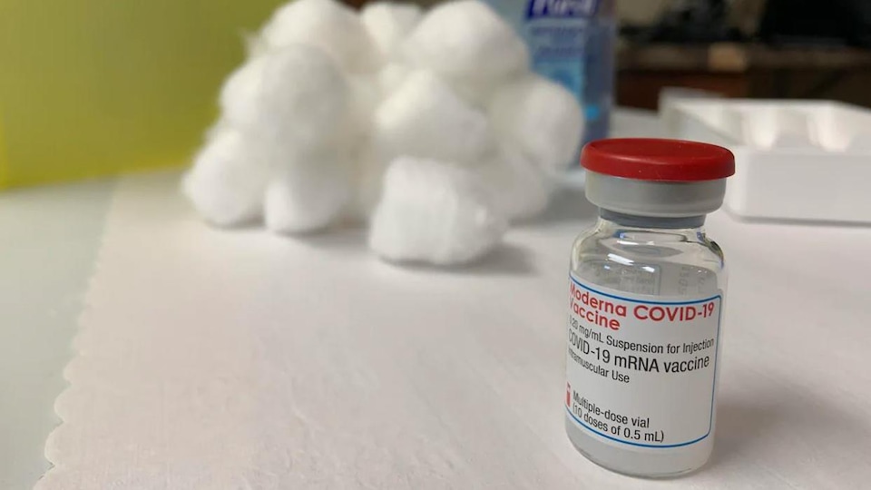 Un flacon du vaccin de Moderna contre la COVID-19.