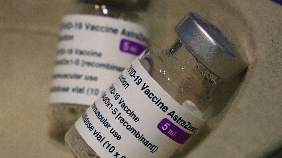 Deux flacons de vaccin AstraZeneca.