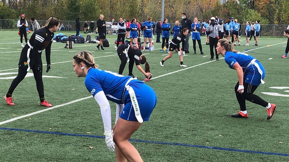 Des joueuses s'apprêtent à entamer un jeu.