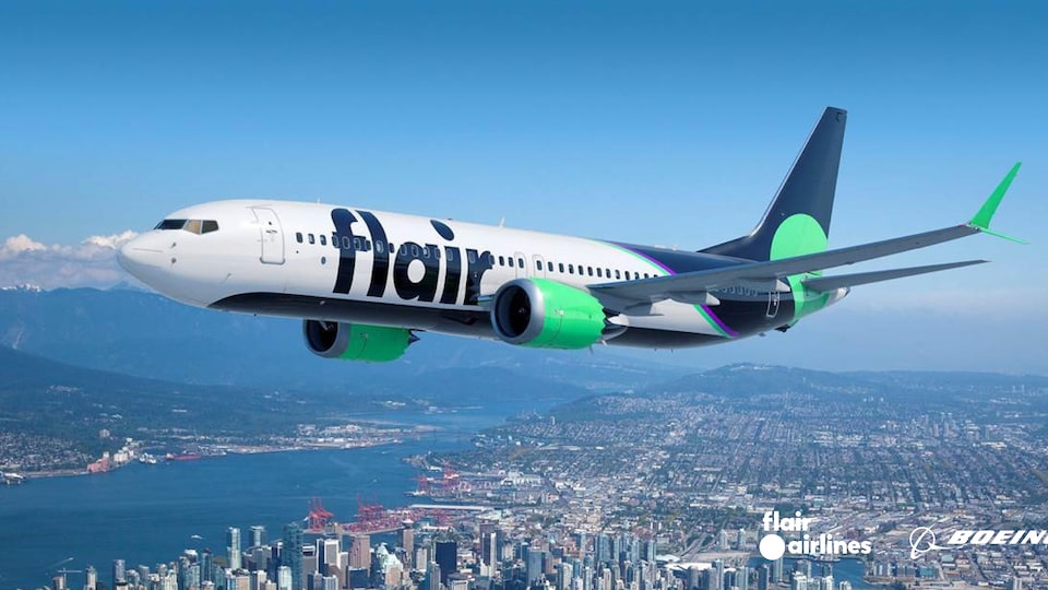 Un avion de Flair Airlines survole Vancouver.