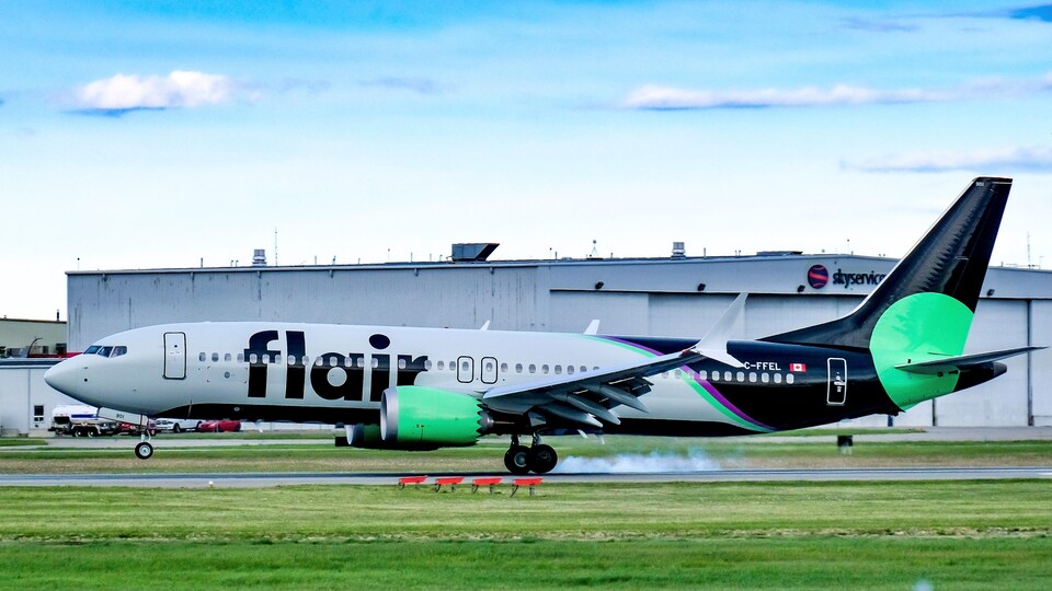 Un avion de la compagnie aérienne Flair Airlines sur le tarmac.
