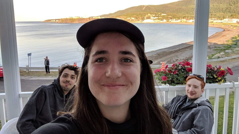 L'équipe de tournage posant en mode selfie devant la mer à Petite-Vallée