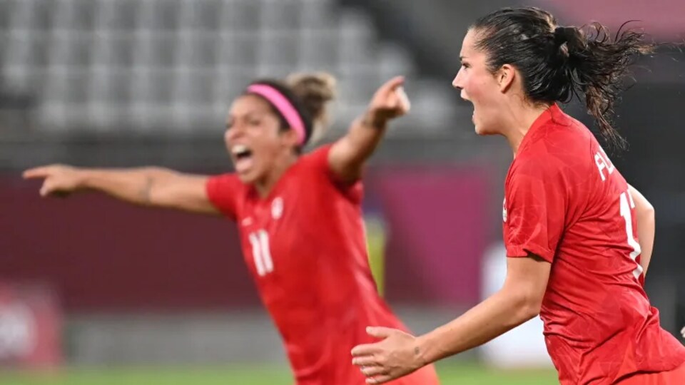 Jessie Fleming célèbre un but marqué durant les Jeux de Tokyo.