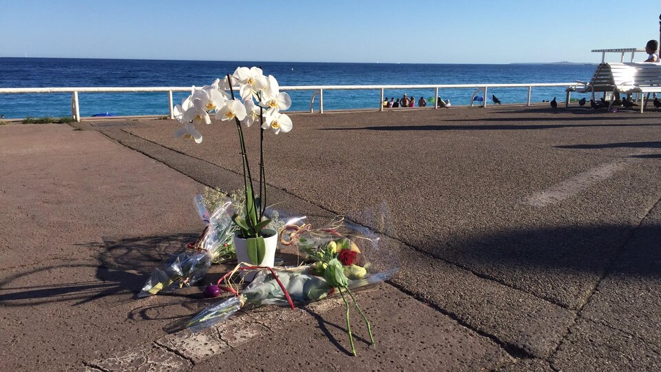 Des fleurs à l'endroit où une des victimes a perdu la vie.