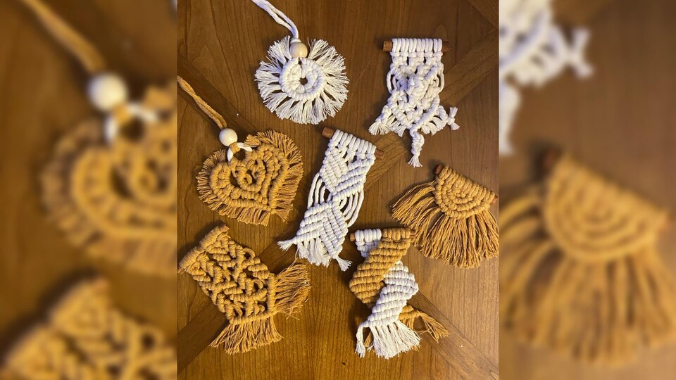 Sept petites créations en macramé posés sur un plancher de bois.