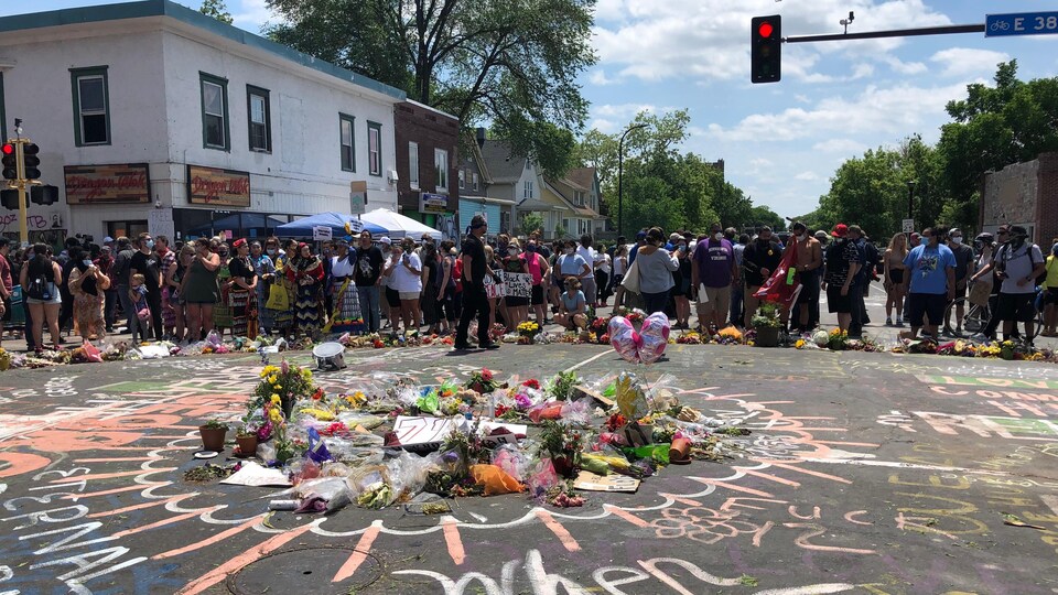 Des fleurs ont été déposées au milieu de la rue.