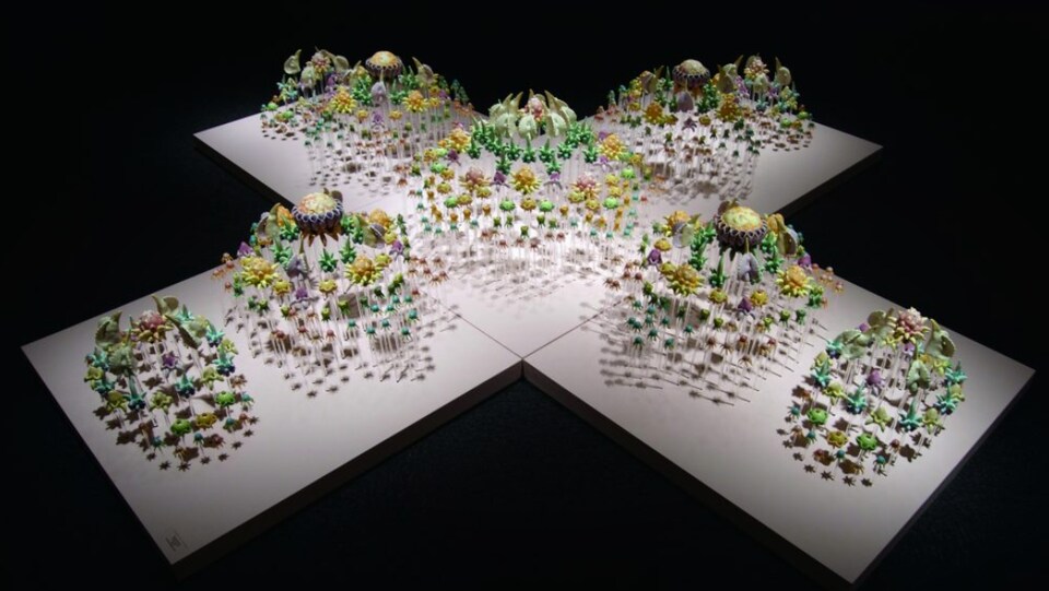 Une installation artistique se composant de dizaines de fleurs en céramique colorées.