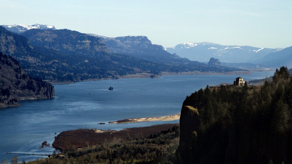 Une vue panoramique du fleuve Columbia, avec, en avant-plan, le belvédère Crown Point, en Oregon.