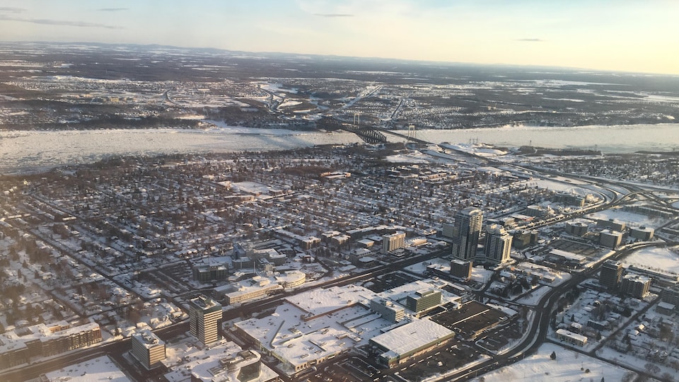 Vue aérienne du secteur Sainte-Foy, des ponts de Québec et Pierre-Laporte, du fleuve Saint-Laurent et d'une partie de la Rive-Sud en hiver