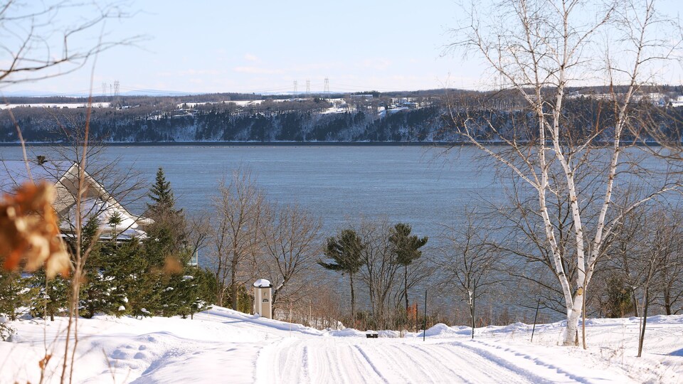 La falaise convoitée par le port de Québec vue de l'île d'Orléans