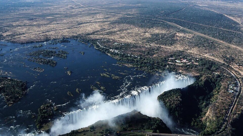 Une vue aérienne des impressionnantes chutes de Victoria, sur le fleuve Zambèze.