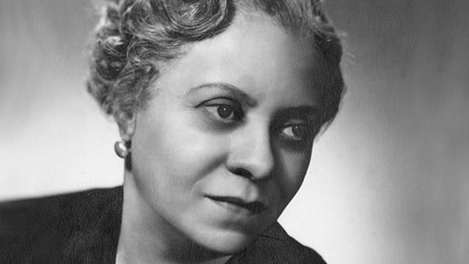 Une photo en noir et blanc d'une femme afro-américaine.