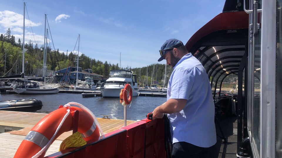Florent Desrochers prepares the Estuaire boat before going to sea.