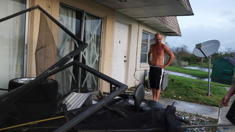 Shawn Hulbert, 38 ans, se tient devant sa maison endommagée à la suite de l'ouragan Ian à Punta Gorda, en Floride, le 29 septembre 2022.