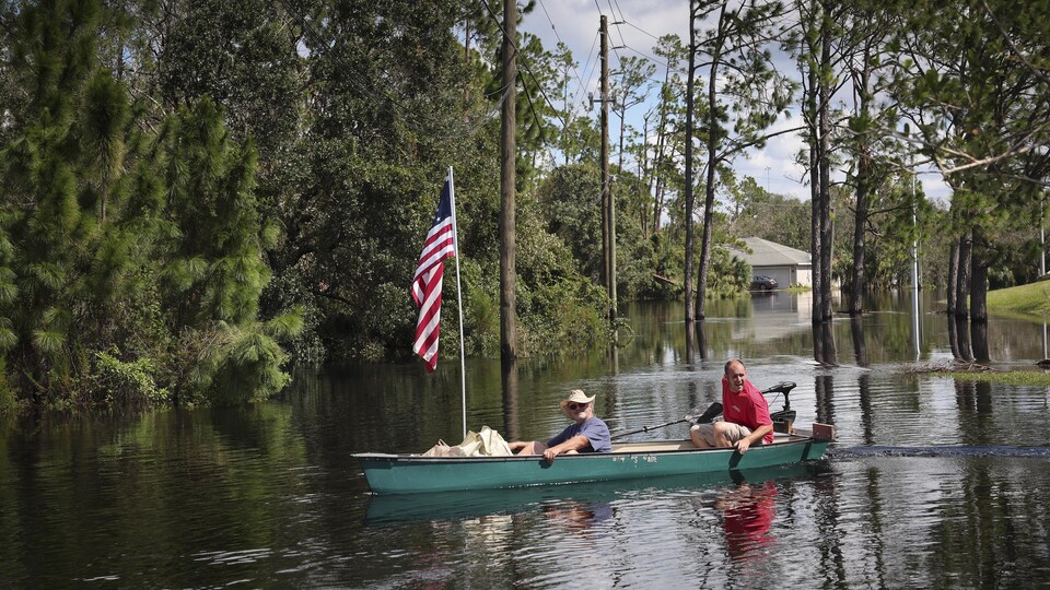 Deux hommes dans un bateau avec le drapeau américain.
