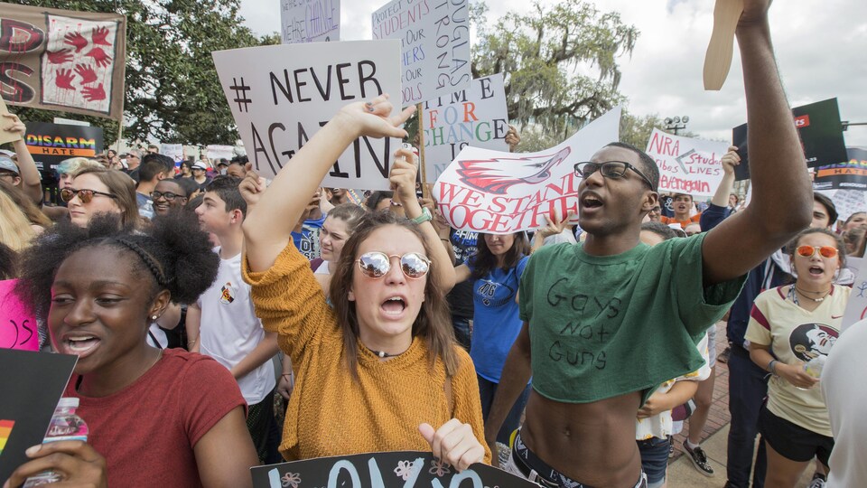Des élèves manifestent en Floride avec des pancartes.