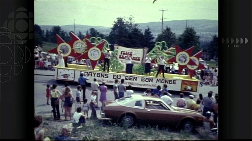 Une photo d'un défilé qui date de plusieurs dizaines d'années.