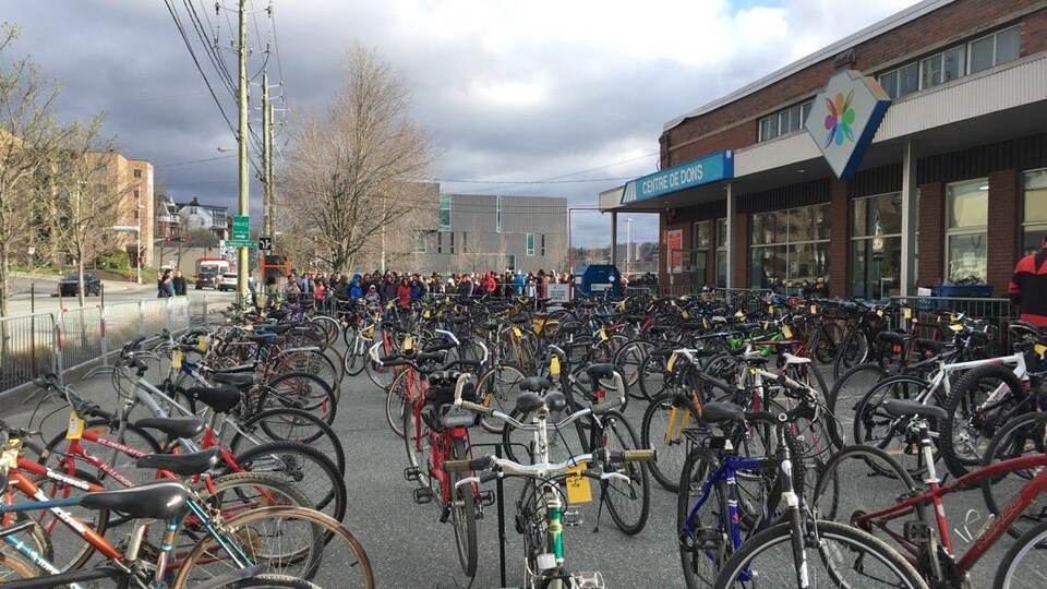 Tous ces vélos - 450 au total - ont été vendus lors de la Foire aux vélos d'Estrie Aide qui se déroulait devant ses locaux.