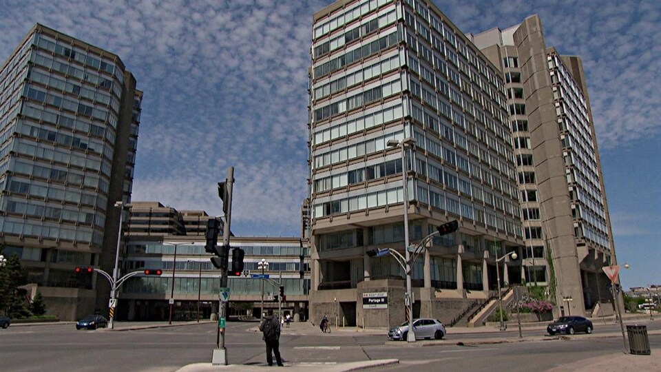 Des édifices fédéraux sur la rue Laurier dans le secteur de Hull.