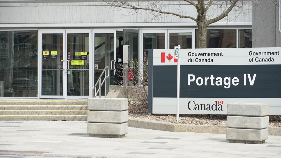Hausse De Plus De 13 Des Departs Dans La Fonction Publique Federale En 21 Radio Canada Ca