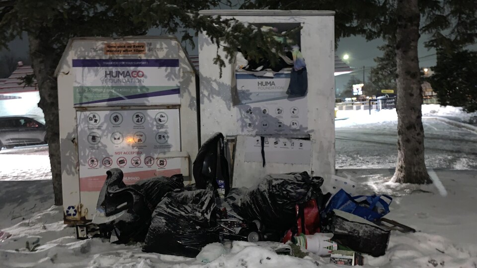 Une accumulation de dons devant des boîtes.