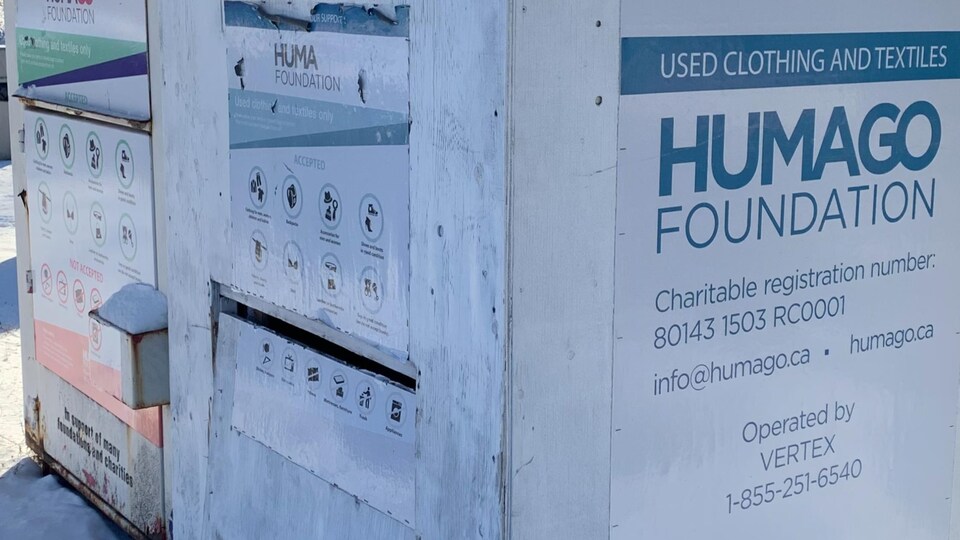 Deux boîtes de dons de la Fondation Humago.