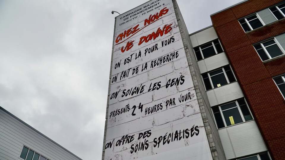 Affiche de la fondation RSTR sur le mur du CHAUR.
