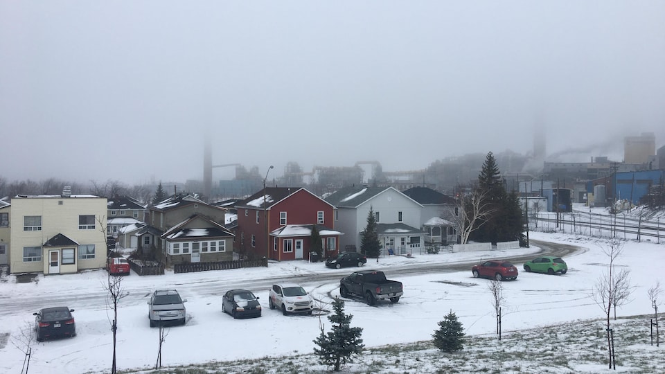 Un brouillard cache en partie la Fonderie Horne de Rouyn-Noranda.