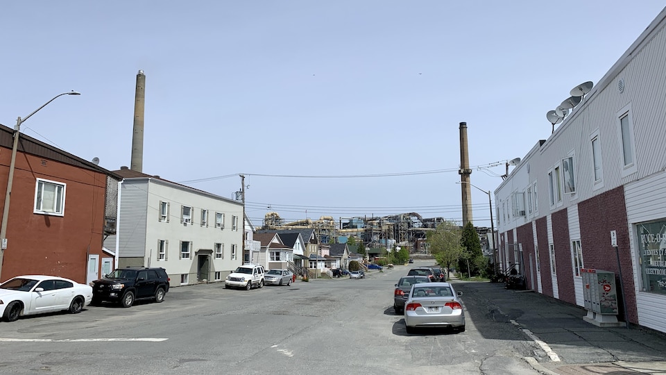 Les cheminées de la Fonderie Horne vues d'une rue à Rouyn-Noranda.