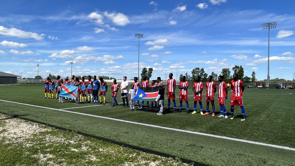 L'équipe représentant la République démocratique du Congo (à gauche) et l'équipe représentant le Soudan du Sud (à droite) en ligne avant le début du match.