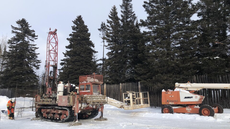 De la machinerie dans le stationnement du Vieux-Poste de Sept-Îles.