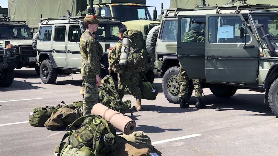 Des soldats de la réserve du sud de l'Ontario se rassemblent au manège militaire de Denison.