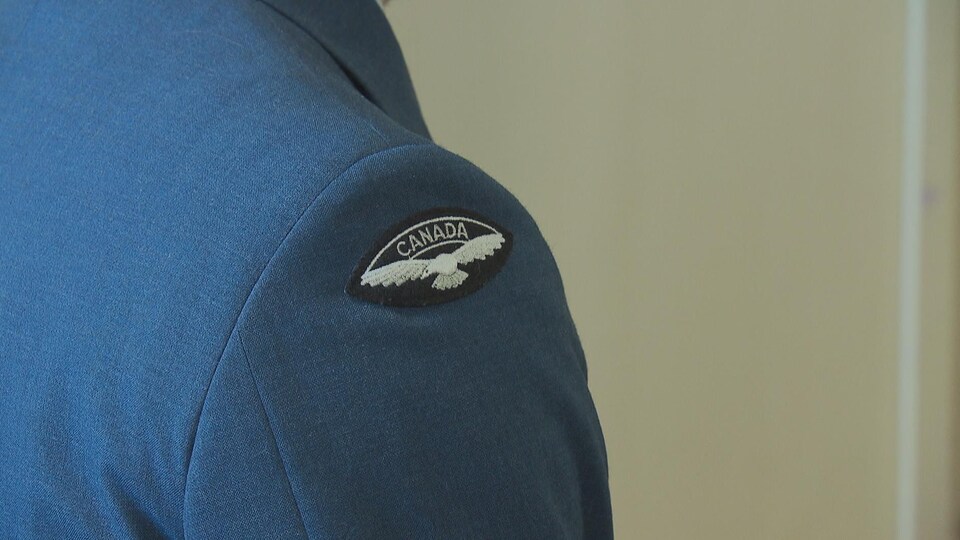 Une écusson canadienne sur l'uniforme d'un militaire.