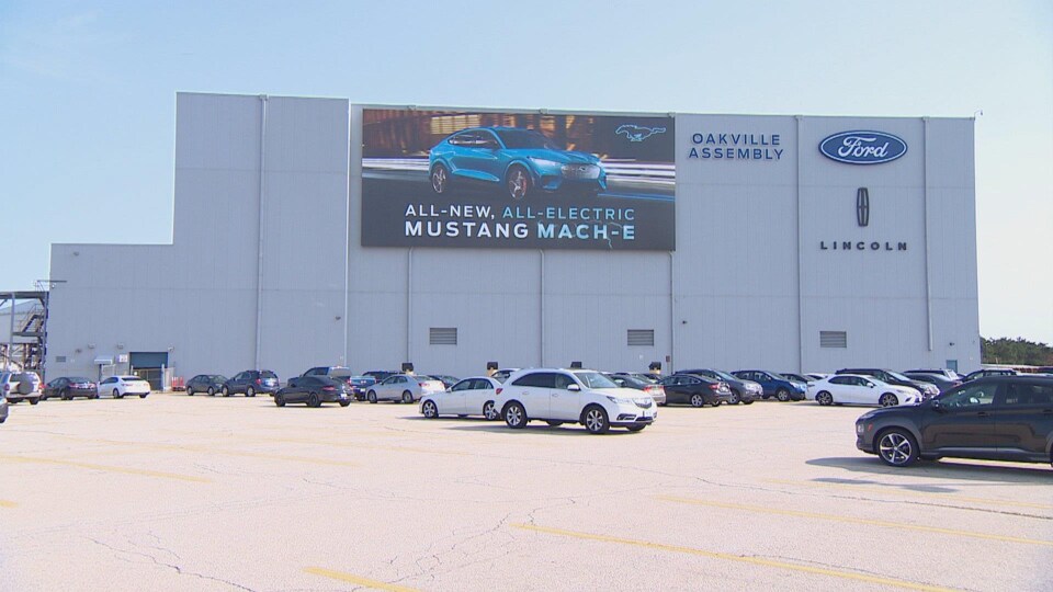 L'usine d'assemblage de Ford à Oakville, devant un stationnement.