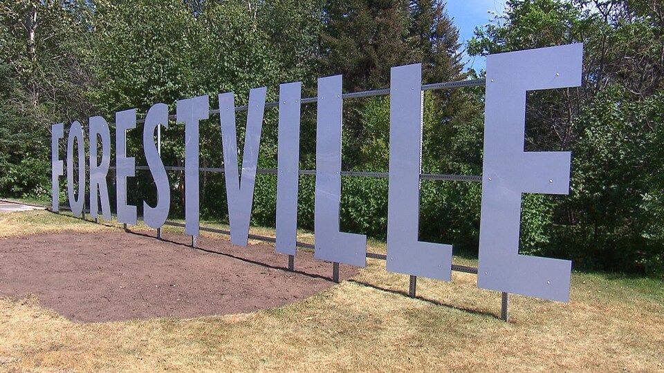 Des lettres géantes forment le mot Forestville à l'entrée de la municipalité.