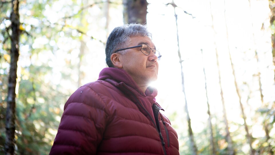 Dean Nelson le chef de la Première Nation Lilwat dans une forêt.