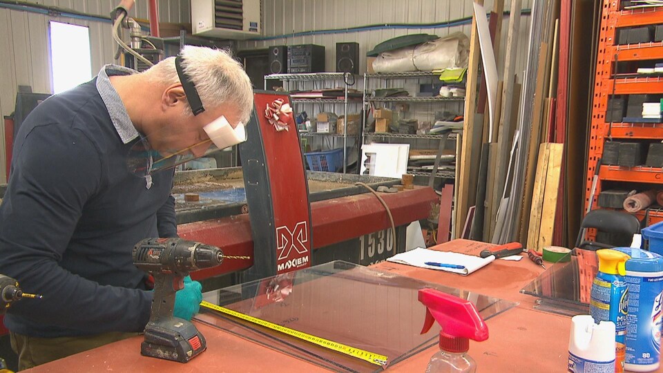 Un homme travaille dans un atelier.